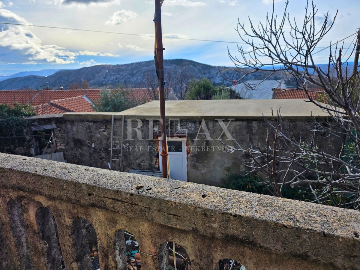 Grižane - starinska hiša z gospodarskim poslopjem, pogled na morje