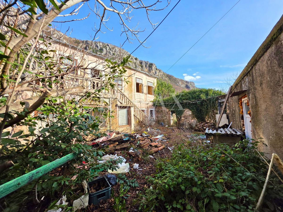 Grižane - starinska hiša z gospodarskim poslopjem, pogled na morje