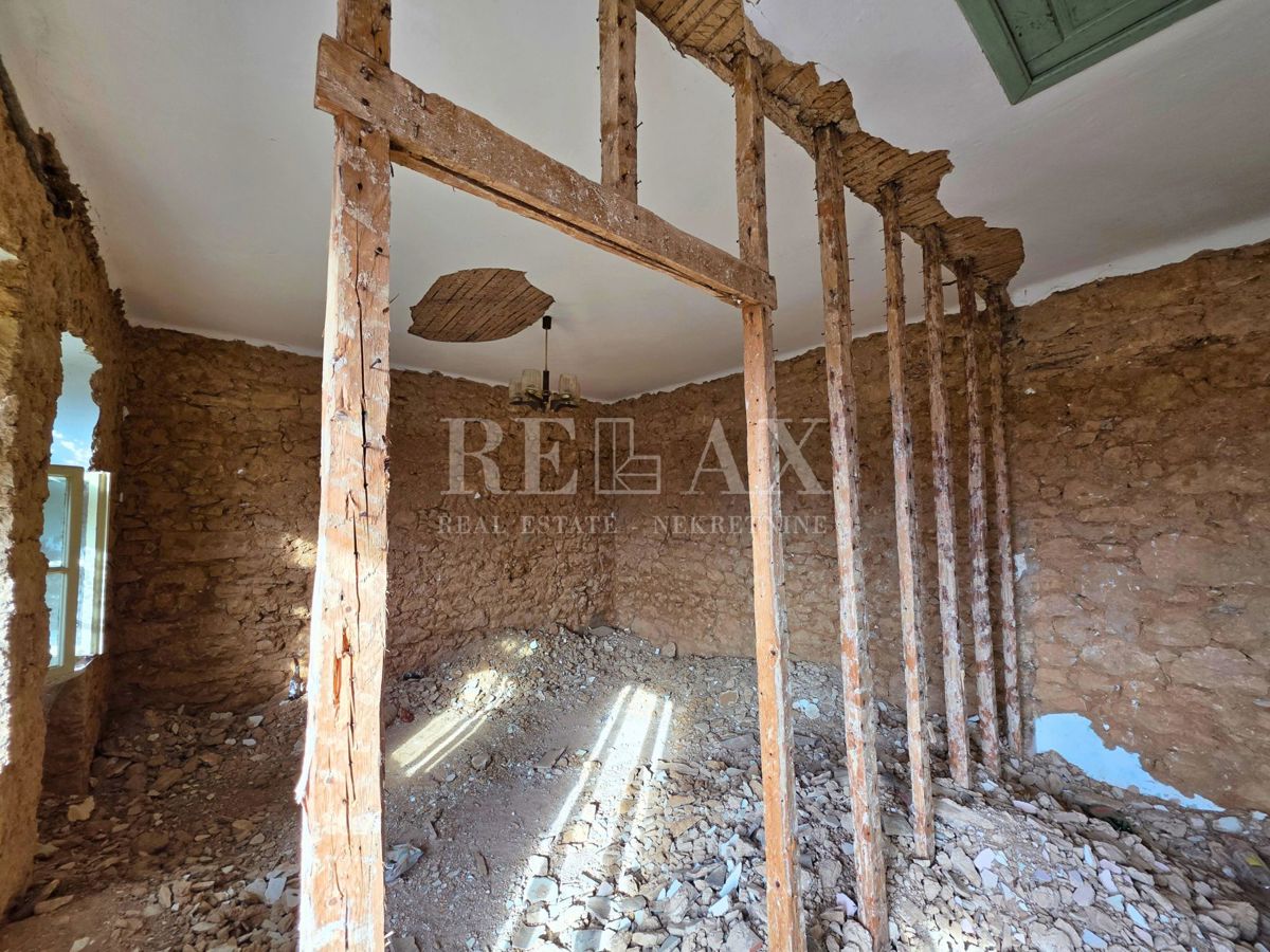 Grižane - starinska hiša z gospodarskim poslopjem, pogled na morje