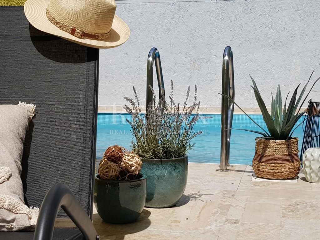 Bribir - na novo obnovljena hiša z ogrevanim bazenom