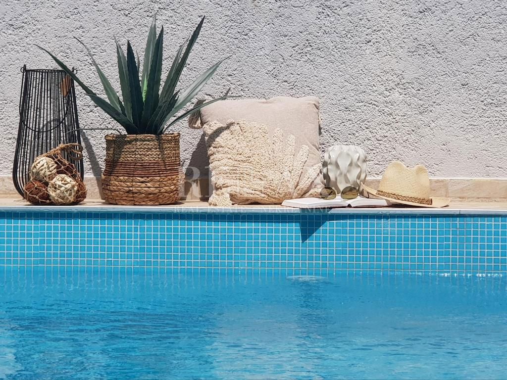 Bribir - na novo obnovljena hiša z ogrevanim bazenom