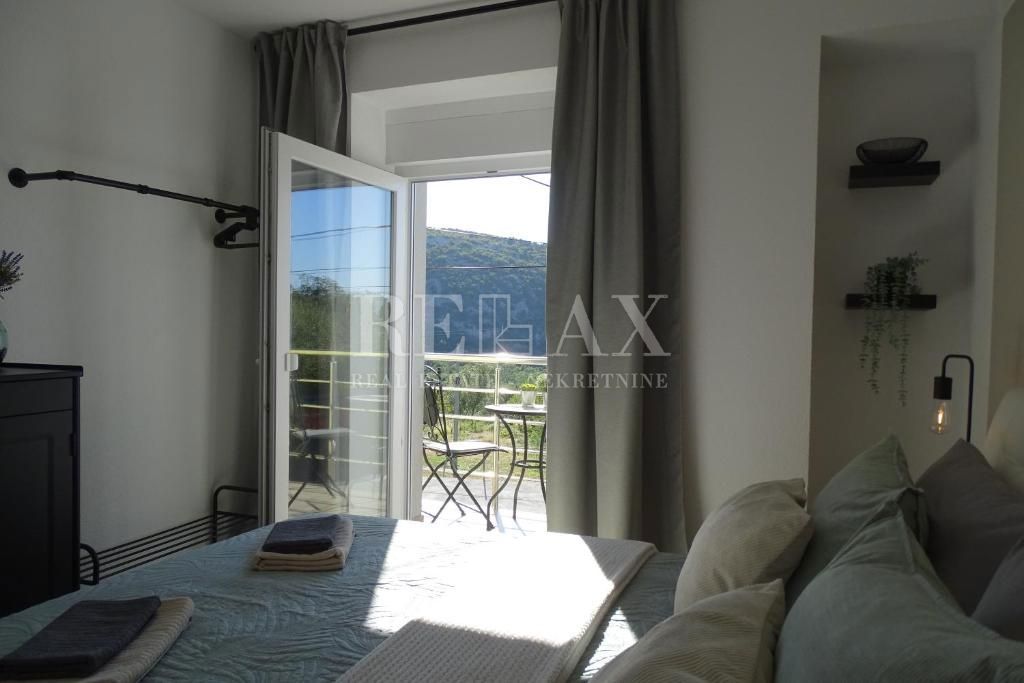 Bribir - na novo obnovljena hiša z ogrevanim bazenom