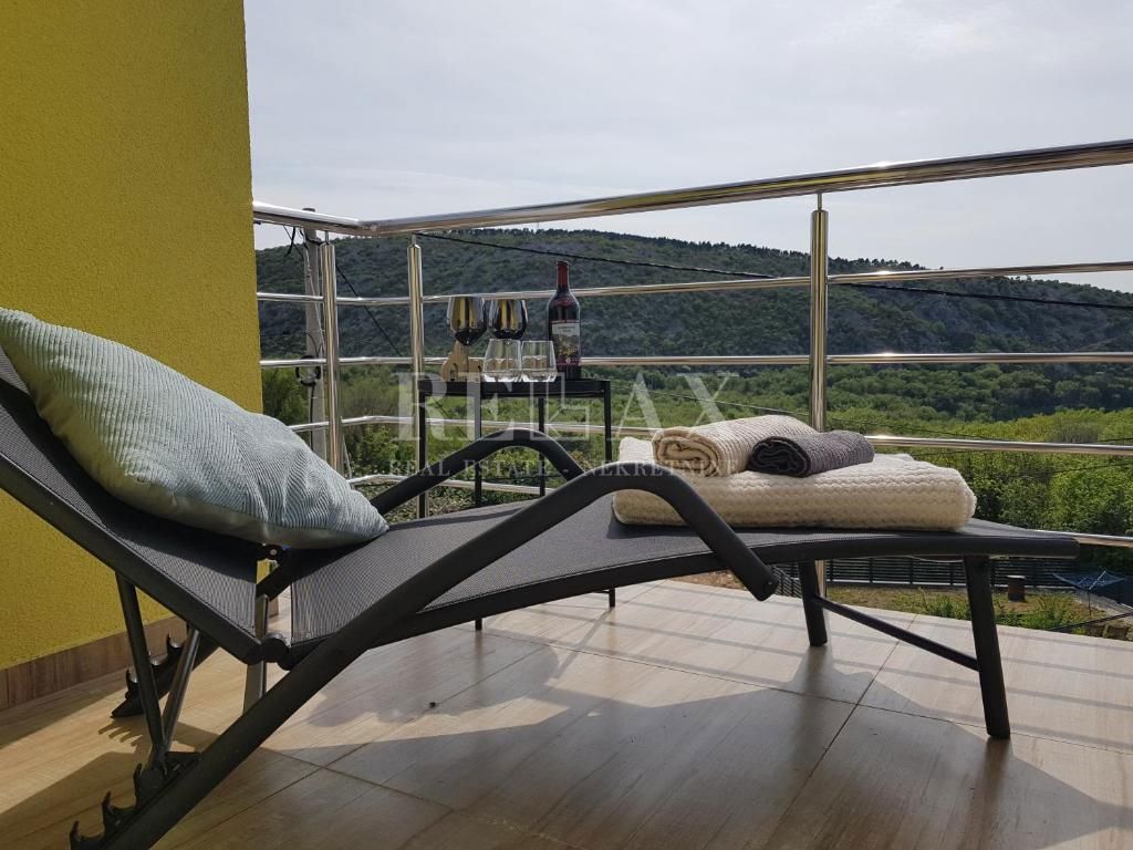 Bribir - na novo obnovljena hiša z ogrevanim bazenom