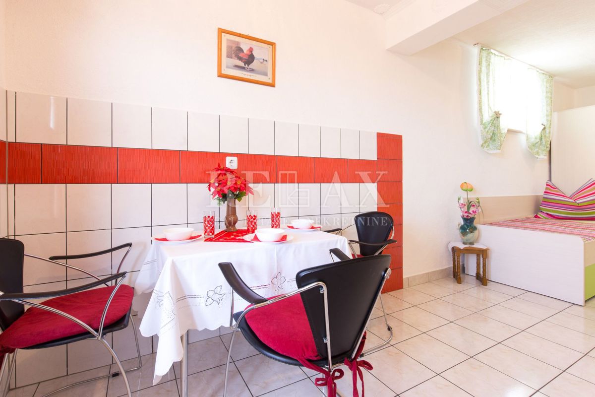 Crikvenica - hiša s 6 apartmaji, bazen