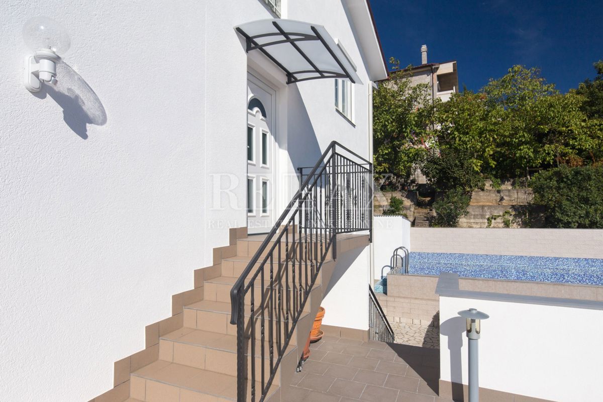 Crikvenica - hiša s 6 apartmaji, bazen