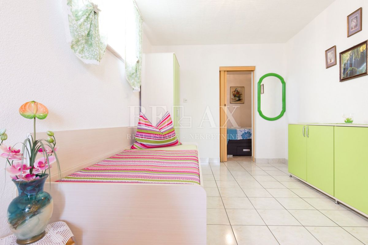 Crikvenica - hiša s 6 apartmaji, bazen