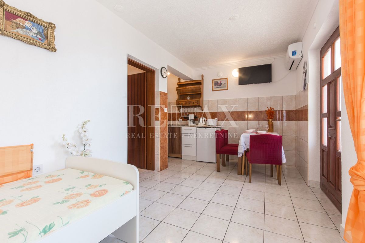 Crikvenica - hiša s 6 apartmaji, bazen
