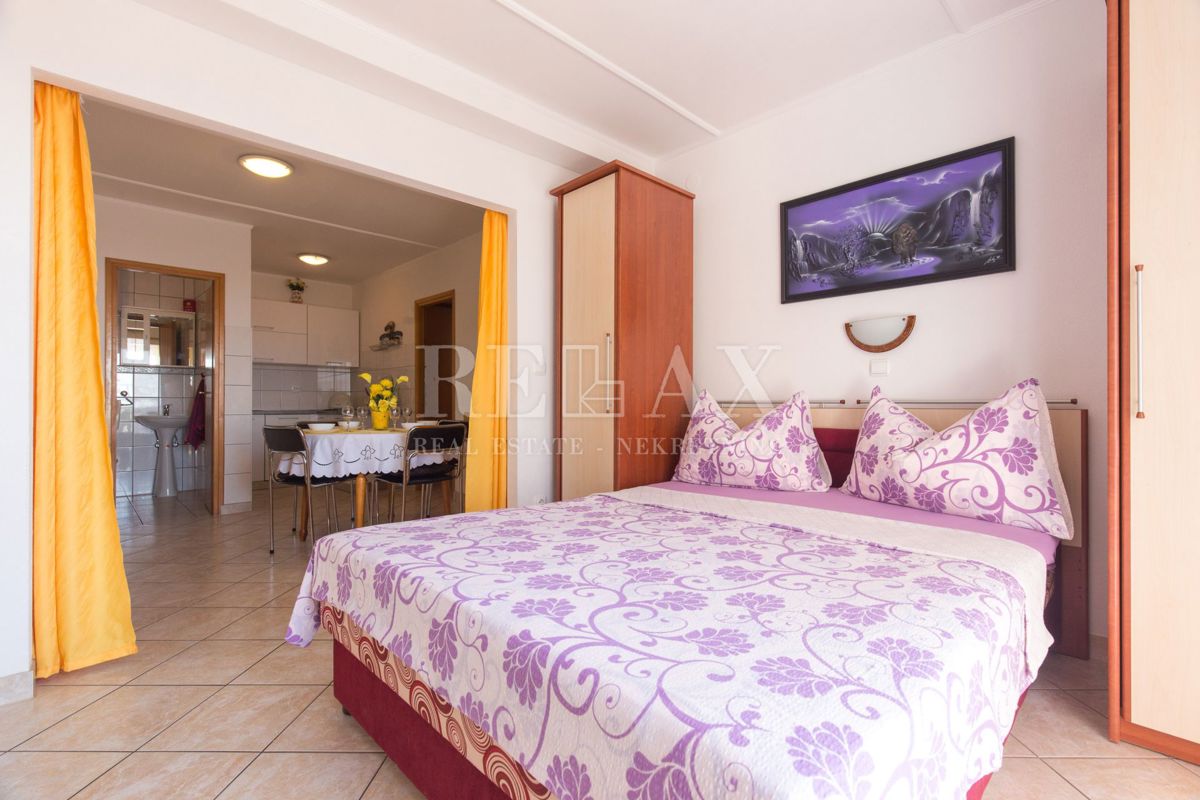 Crikvenica - hiša s 6 apartmaji, bazen