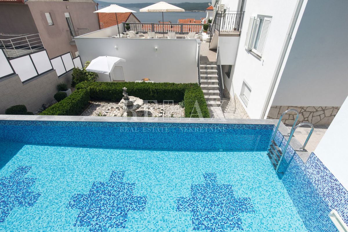 Crikvenica - hiša s 6 apartmaji, bazen