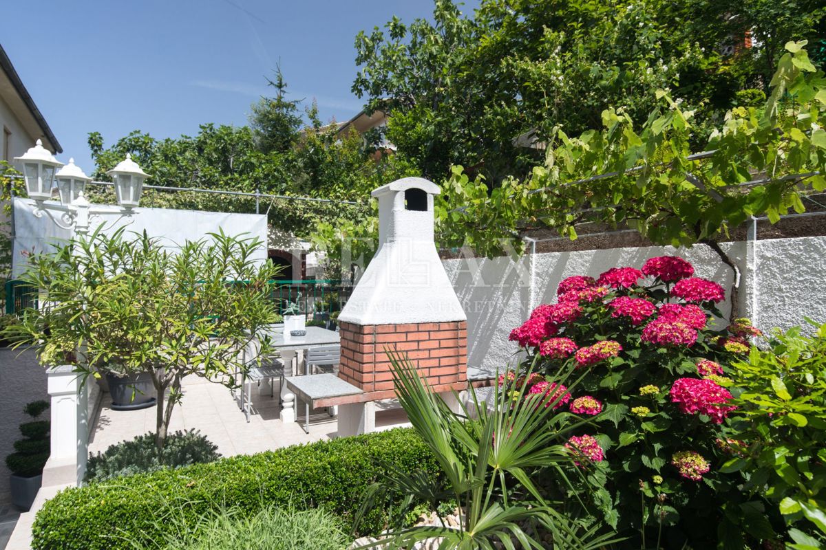 Crikvenica - hiša s 6 apartmaji, bazen