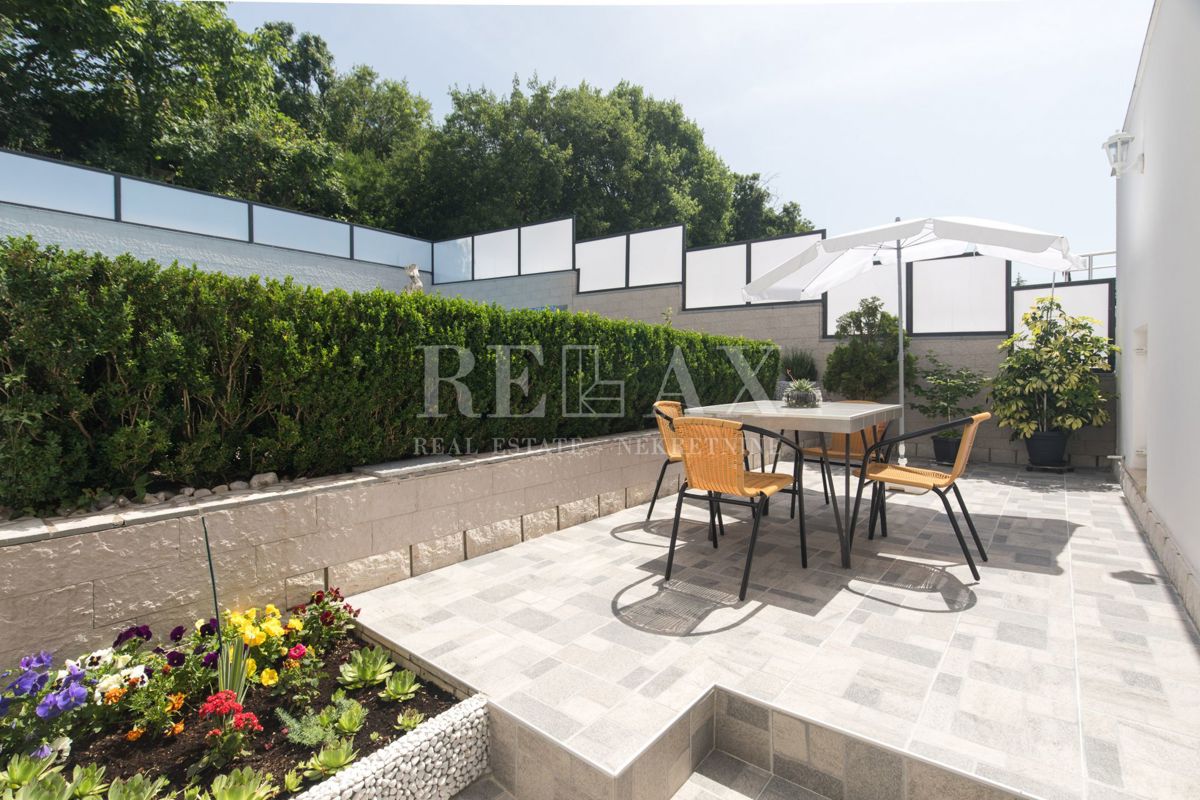 Crikvenica - hiša s 6 apartmaji, bazen