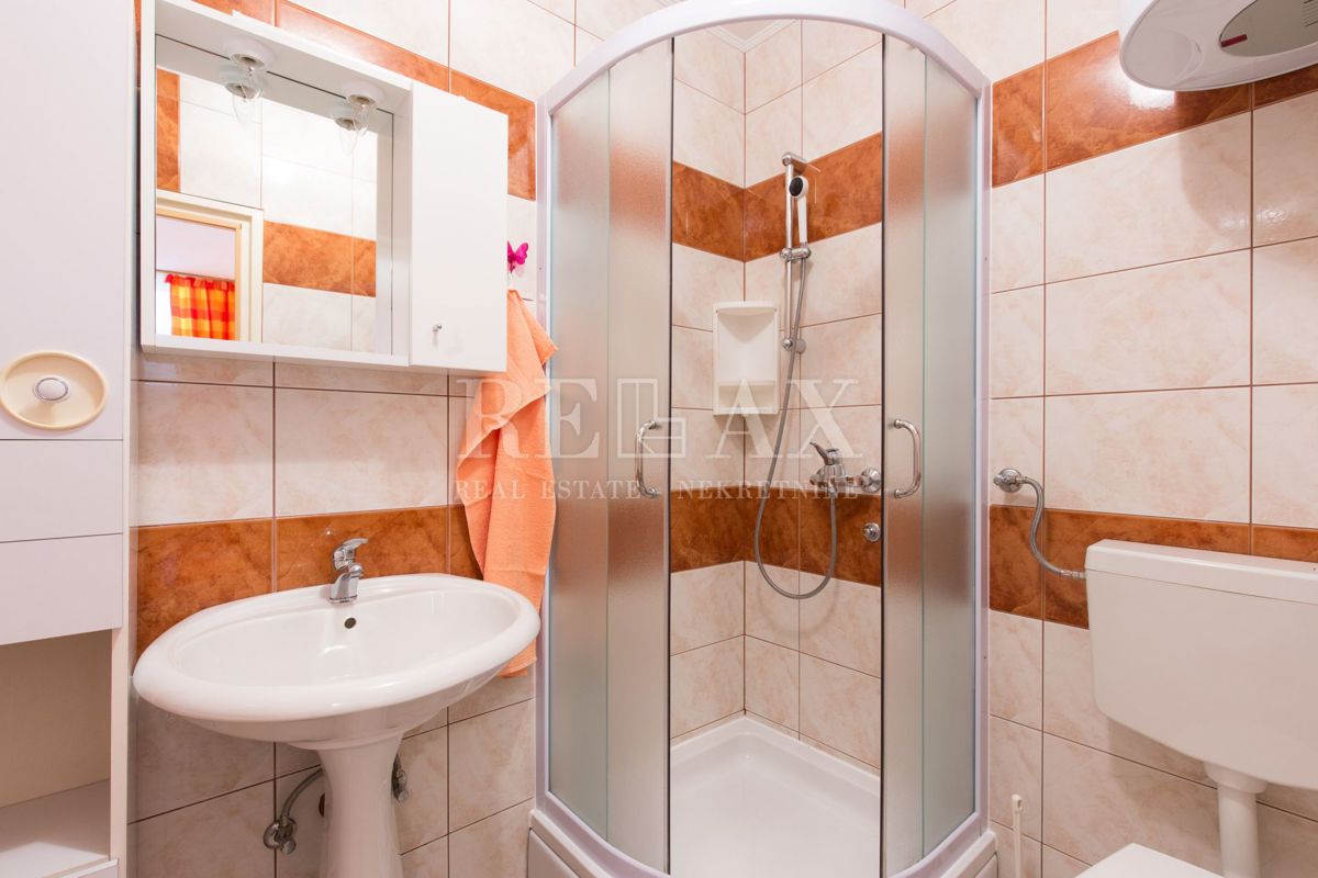 Crikvenica - hiša s 6 apartmaji, bazen