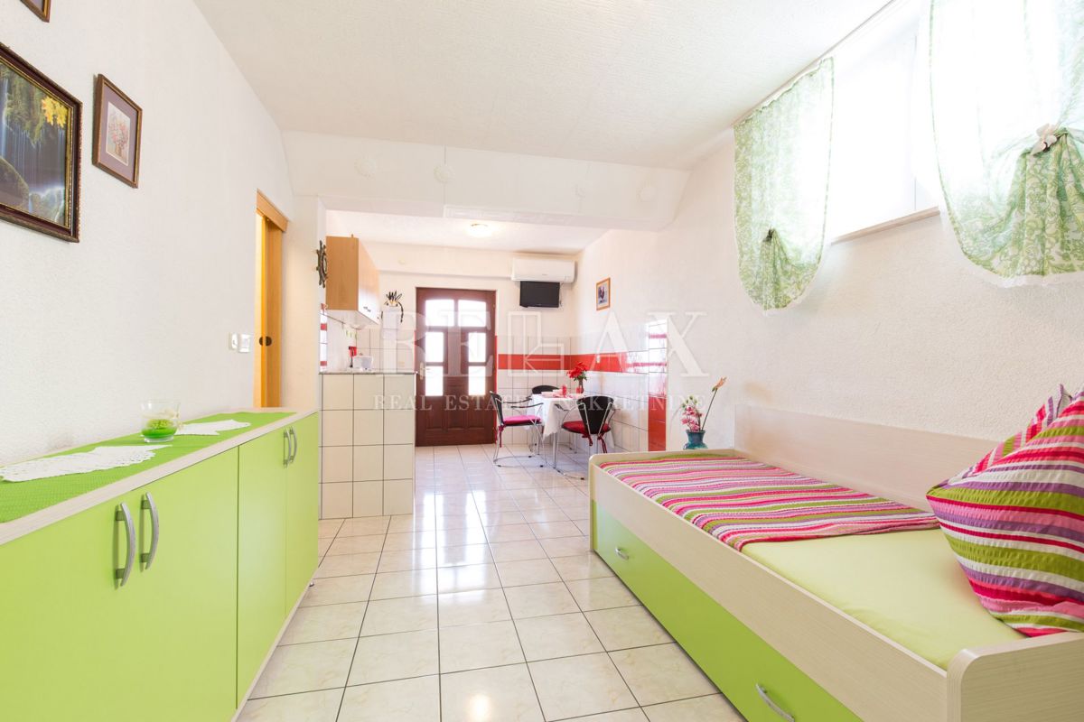 Crikvenica - hiša s 6 apartmaji, bazen