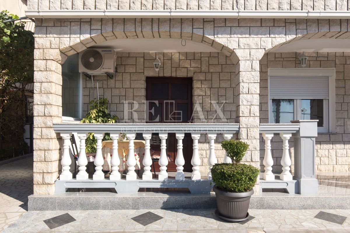 Crikvenica - hiša s 6 apartmaji, bazen