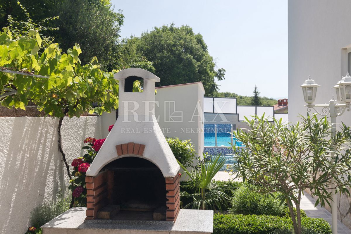 Crikvenica - hiša s 6 apartmaji, bazen