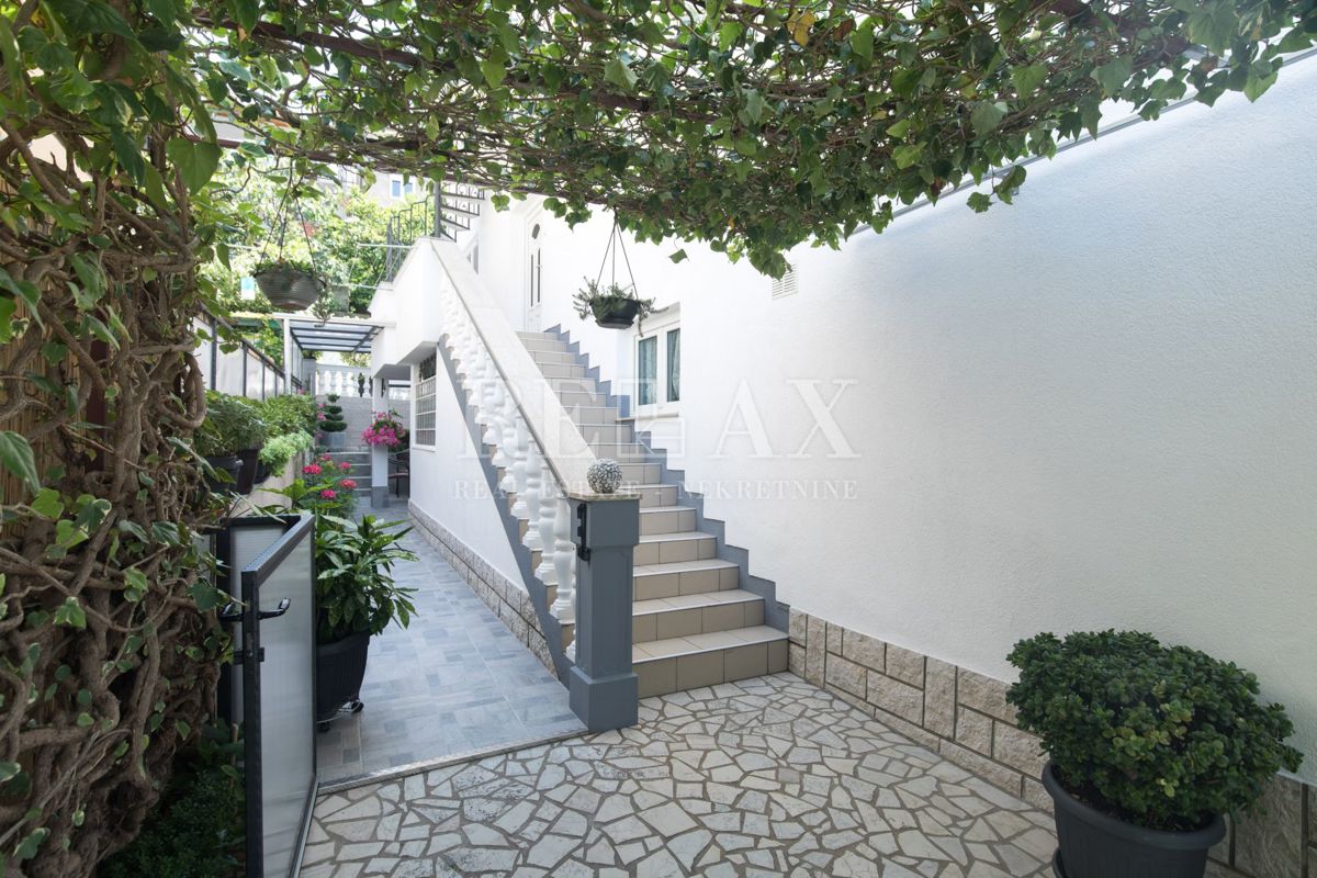 Crikvenica - hiša s 6 apartmaji, bazen