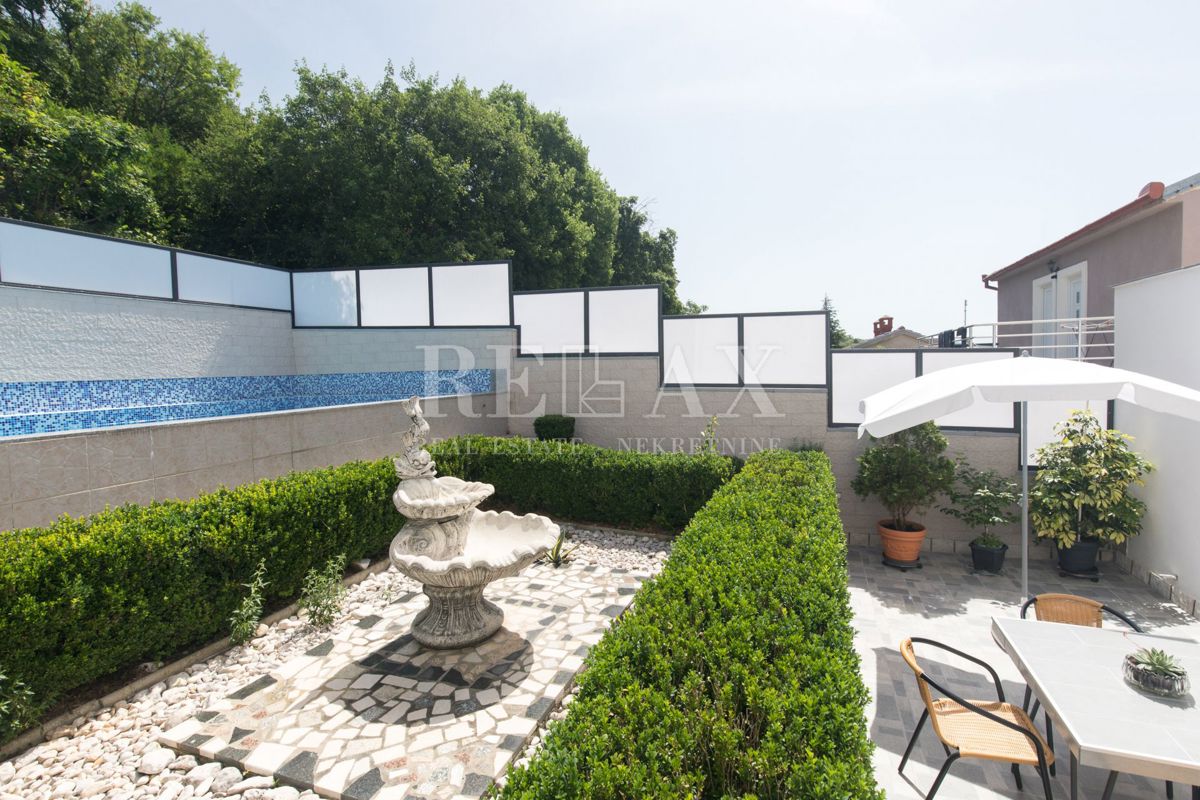 Crikvenica - hiša s 6 apartmaji, bazen