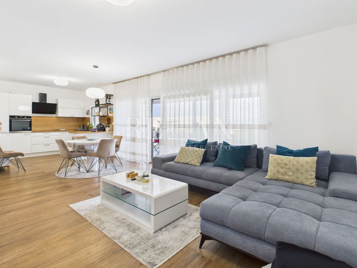 Dramalj - prostorno stanovanje s strešno teraso