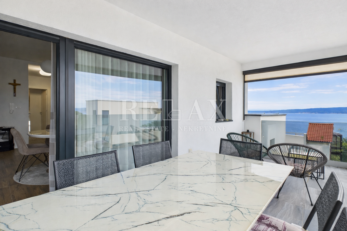 Dramalj - prostorno stanovanje s strešno teraso