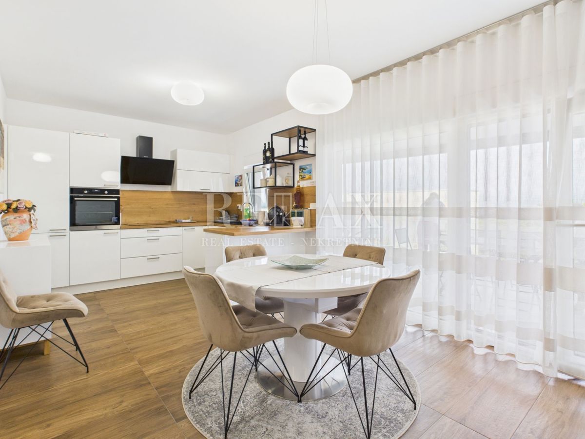 Dramalj - prostorno stanovanje s strešno teraso