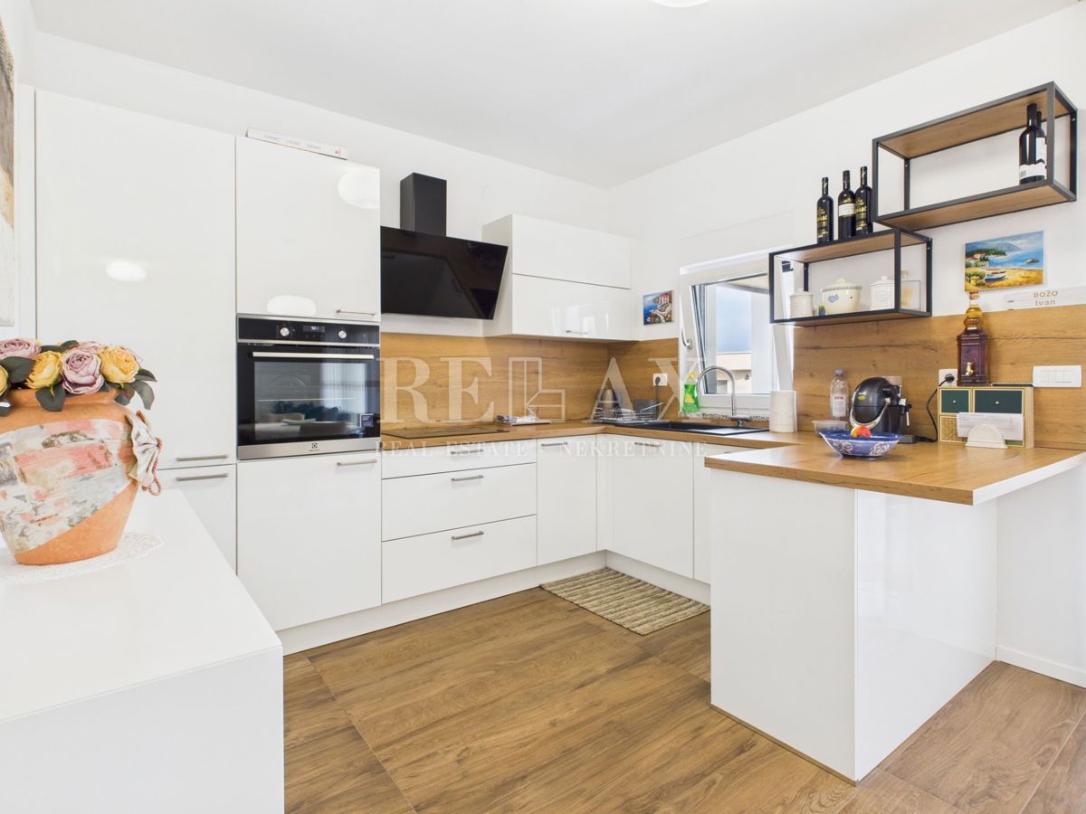 Dramalj - prostorno stanovanje s strešno teraso