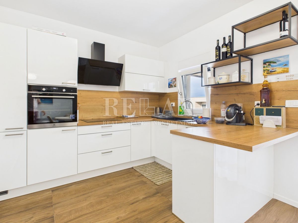 Dramalj - prostorno stanovanje s strešno teraso