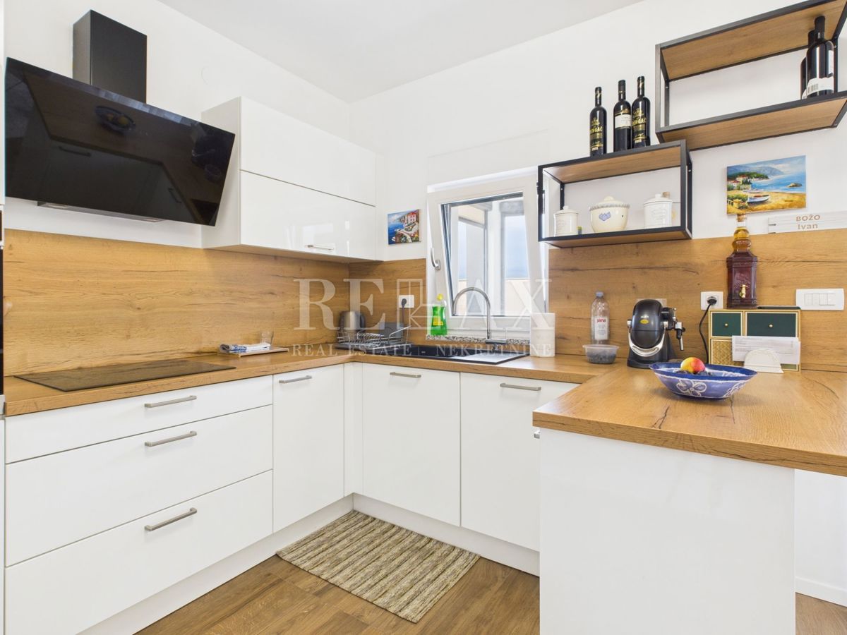 Dramalj - prostorno stanovanje s strešno teraso