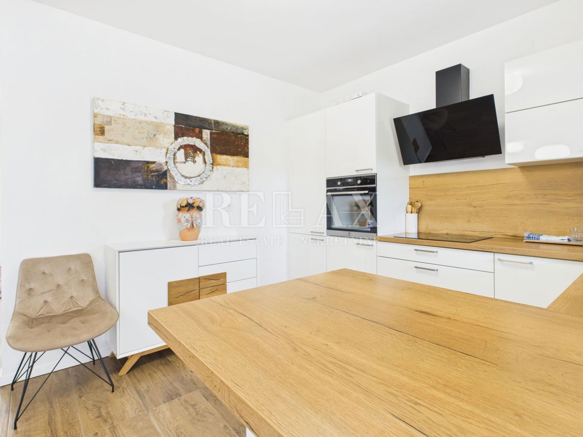 Dramalj - prostorno stanovanje s strešno teraso