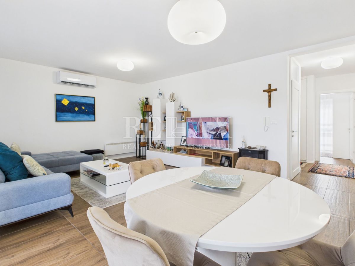 Dramalj - prostorno stanovanje s strešno teraso