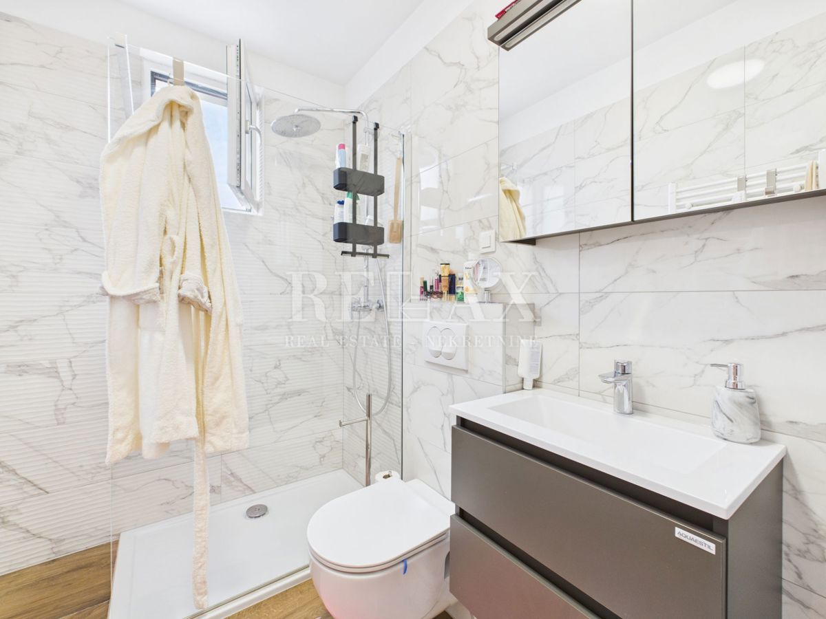 Dramalj - prostorno stanovanje s strešno teraso