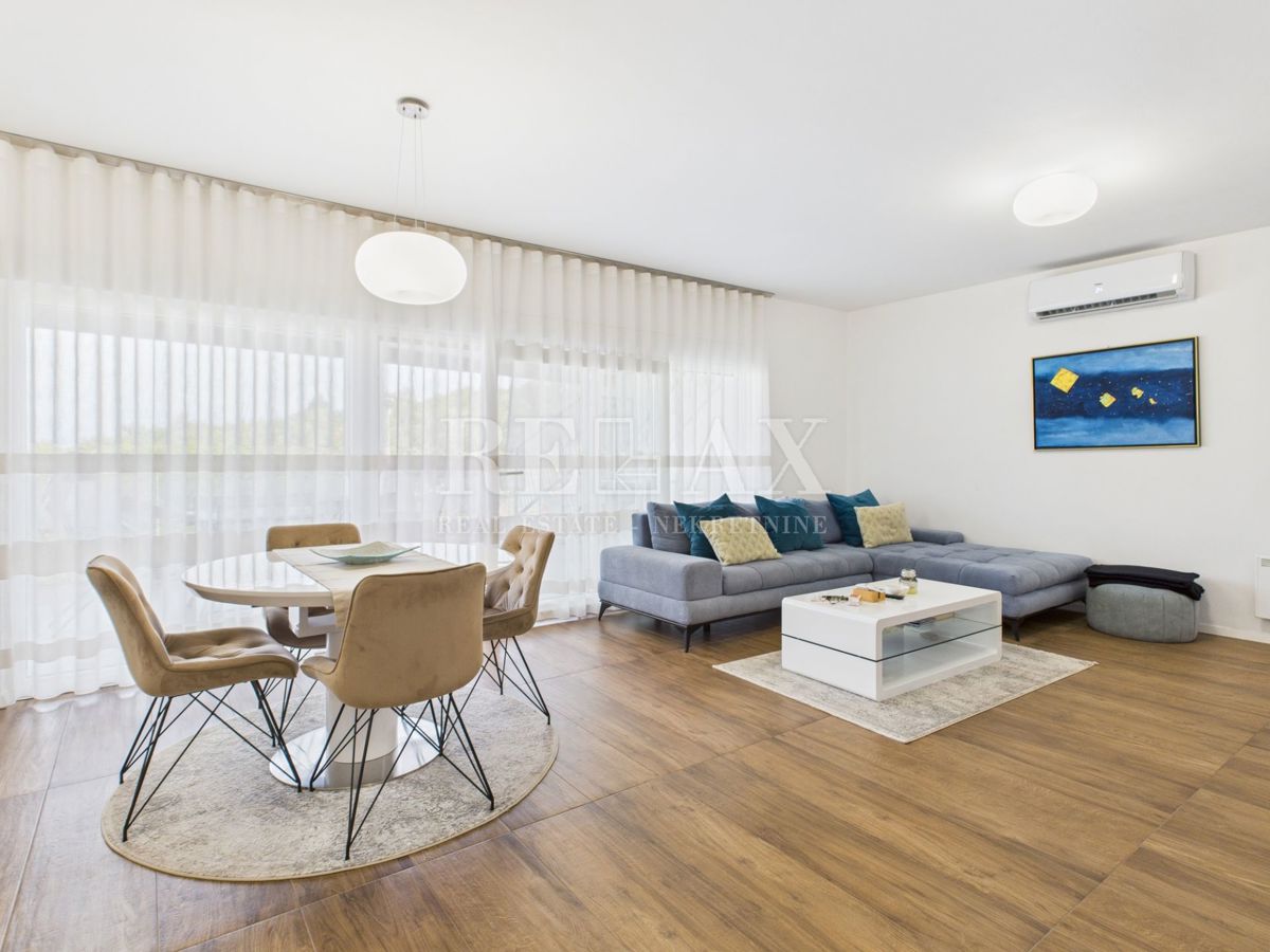 Dramalj - prostorno stanovanje s strešno teraso