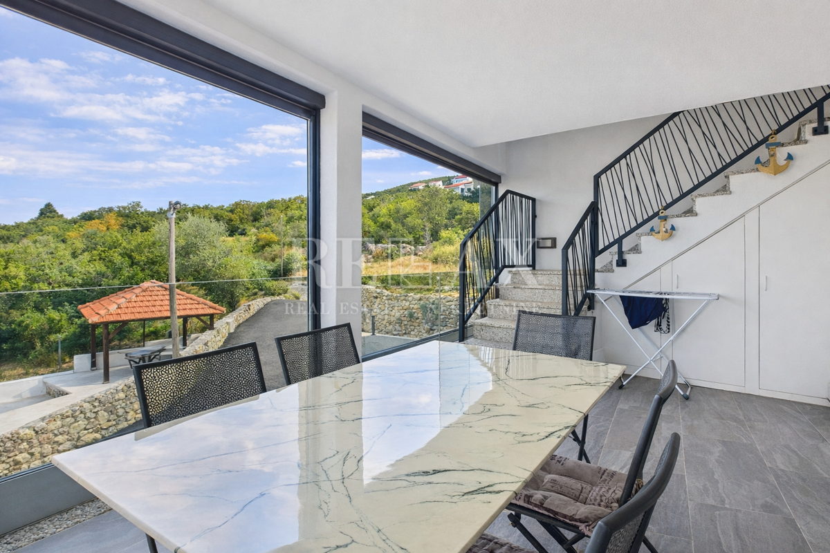 Dramalj - prostorno stanovanje s strešno teraso