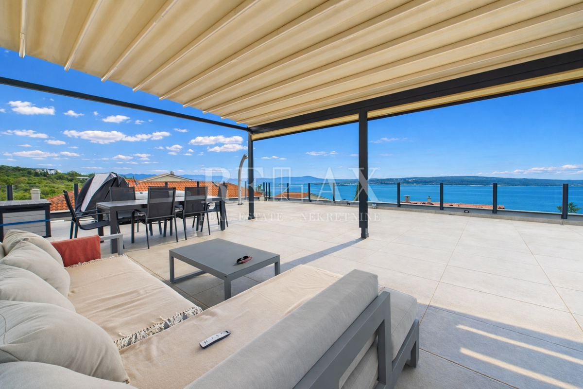 Dramalj - prostorno stanovanje s strešno teraso