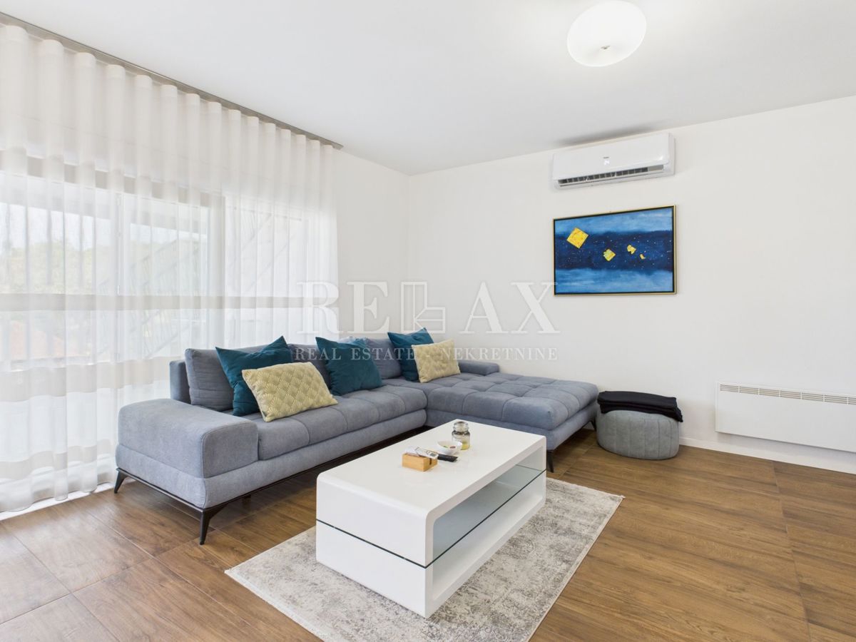 Dramalj - prostorno stanovanje s strešno teraso