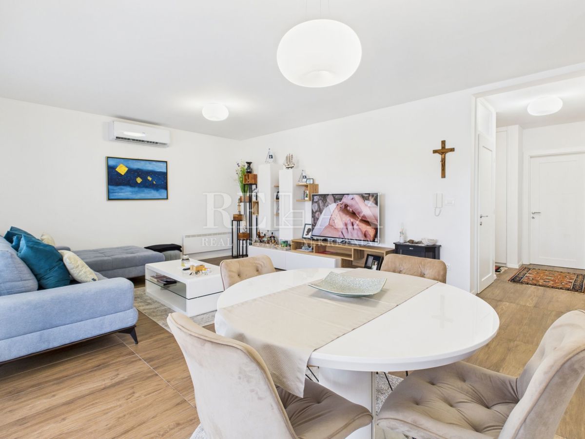 Dramalj - prostorno stanovanje s strešno teraso