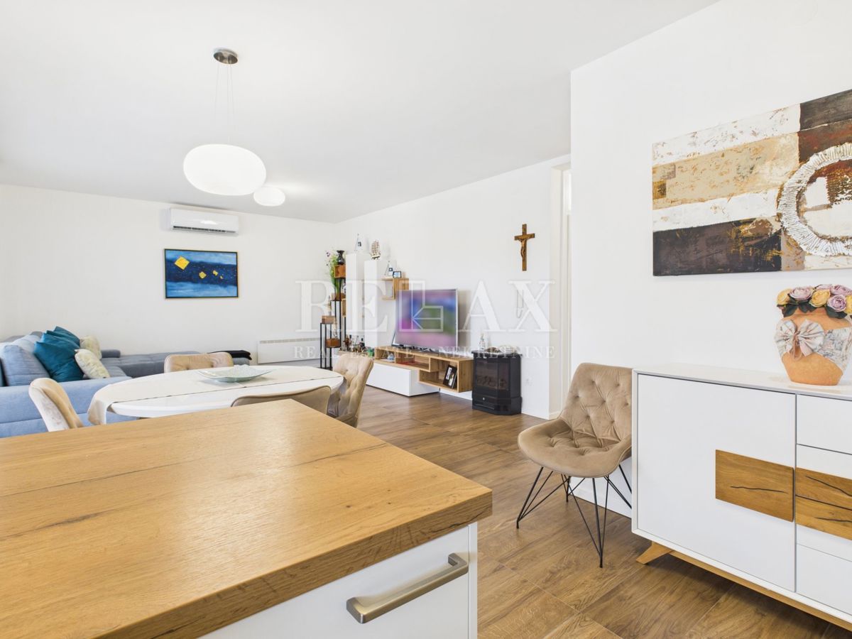 Dramalj - prostorno stanovanje s strešno teraso