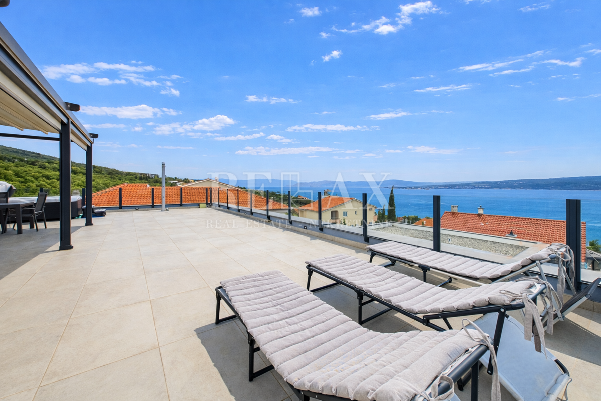 Dramalj - prostorno stanovanje s strešno teraso