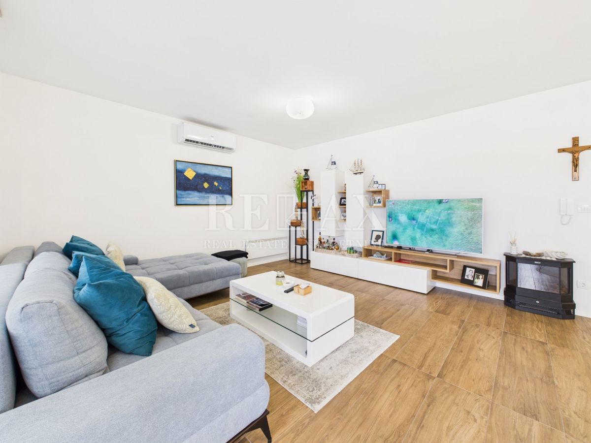 Dramalj - prostorno stanovanje s strešno teraso