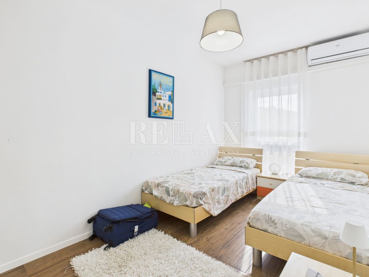 Dramalj - prostorno stanovanje s strešno teraso