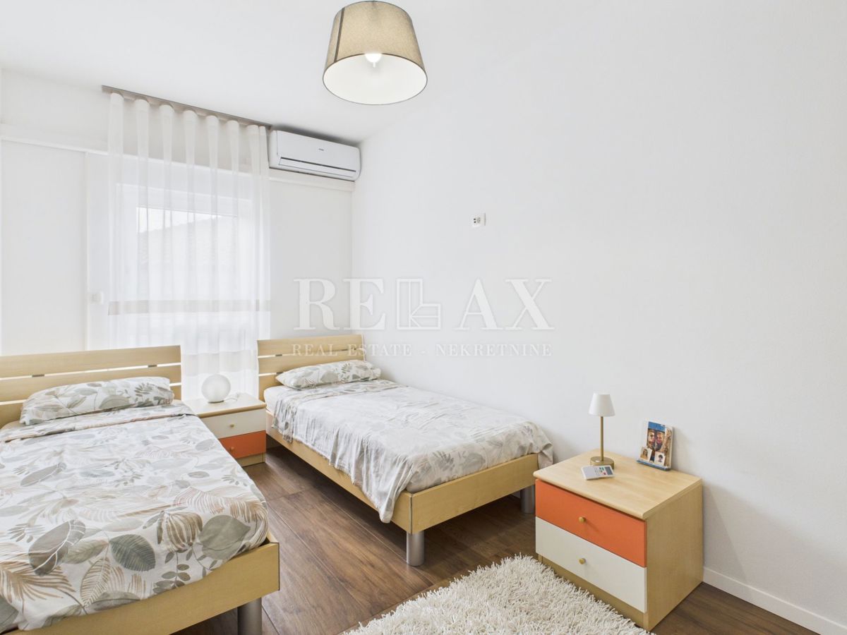 Dramalj - prostorno stanovanje s strešno teraso