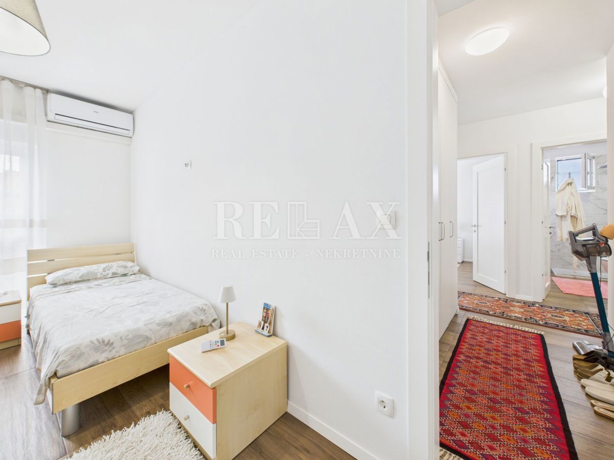 Dramalj - prostorno stanovanje s strešno teraso