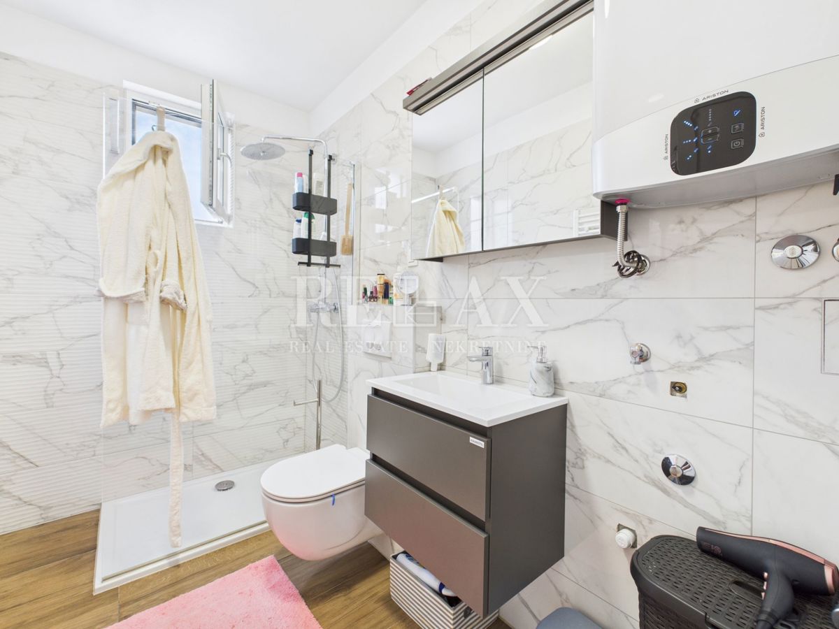 Dramalj - prostorno stanovanje s strešno teraso