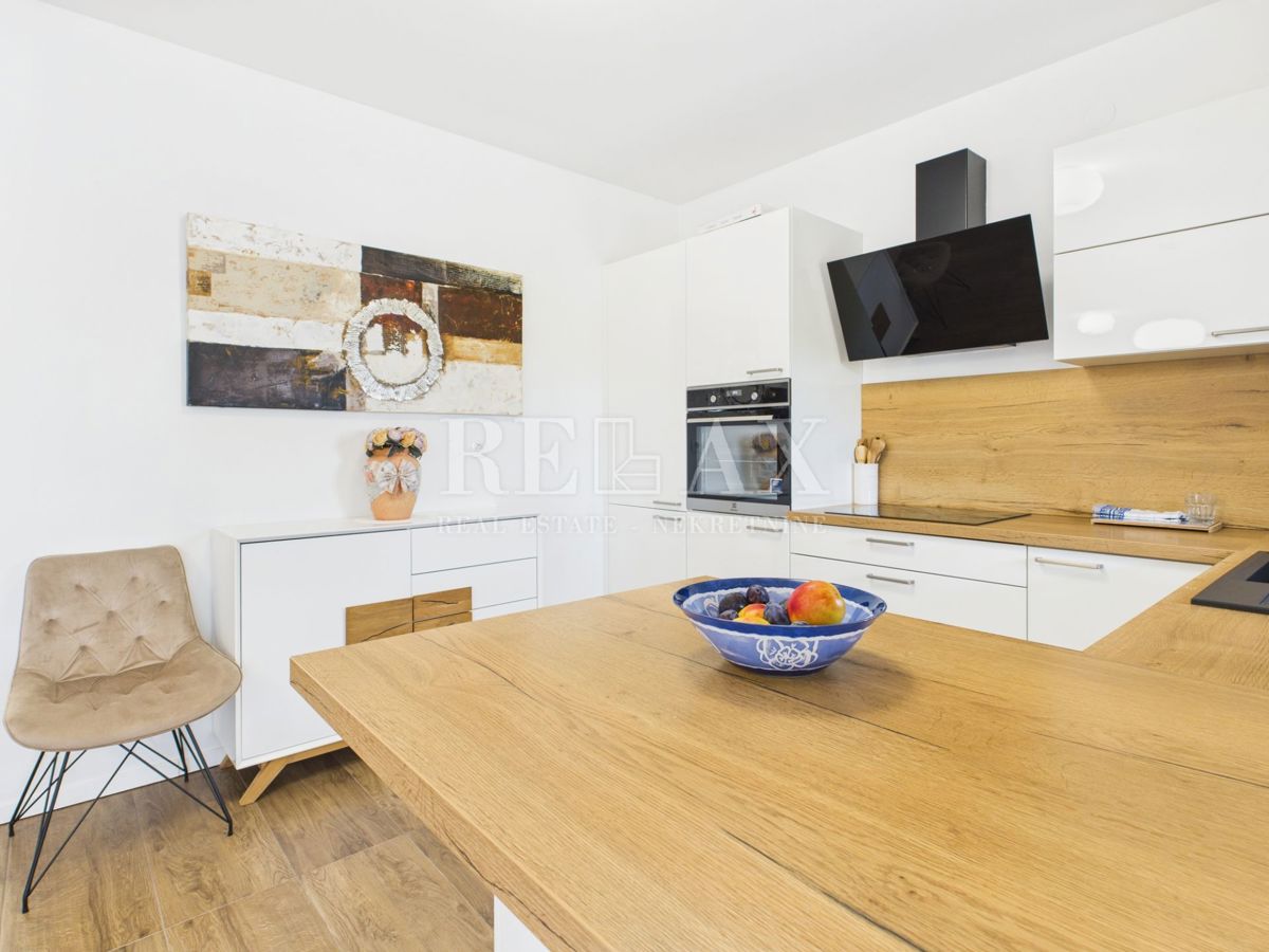 Dramalj - prostorno stanovanje s strešno teraso