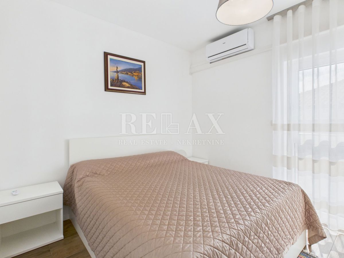 Dramalj - prostorno stanovanje s strešno teraso