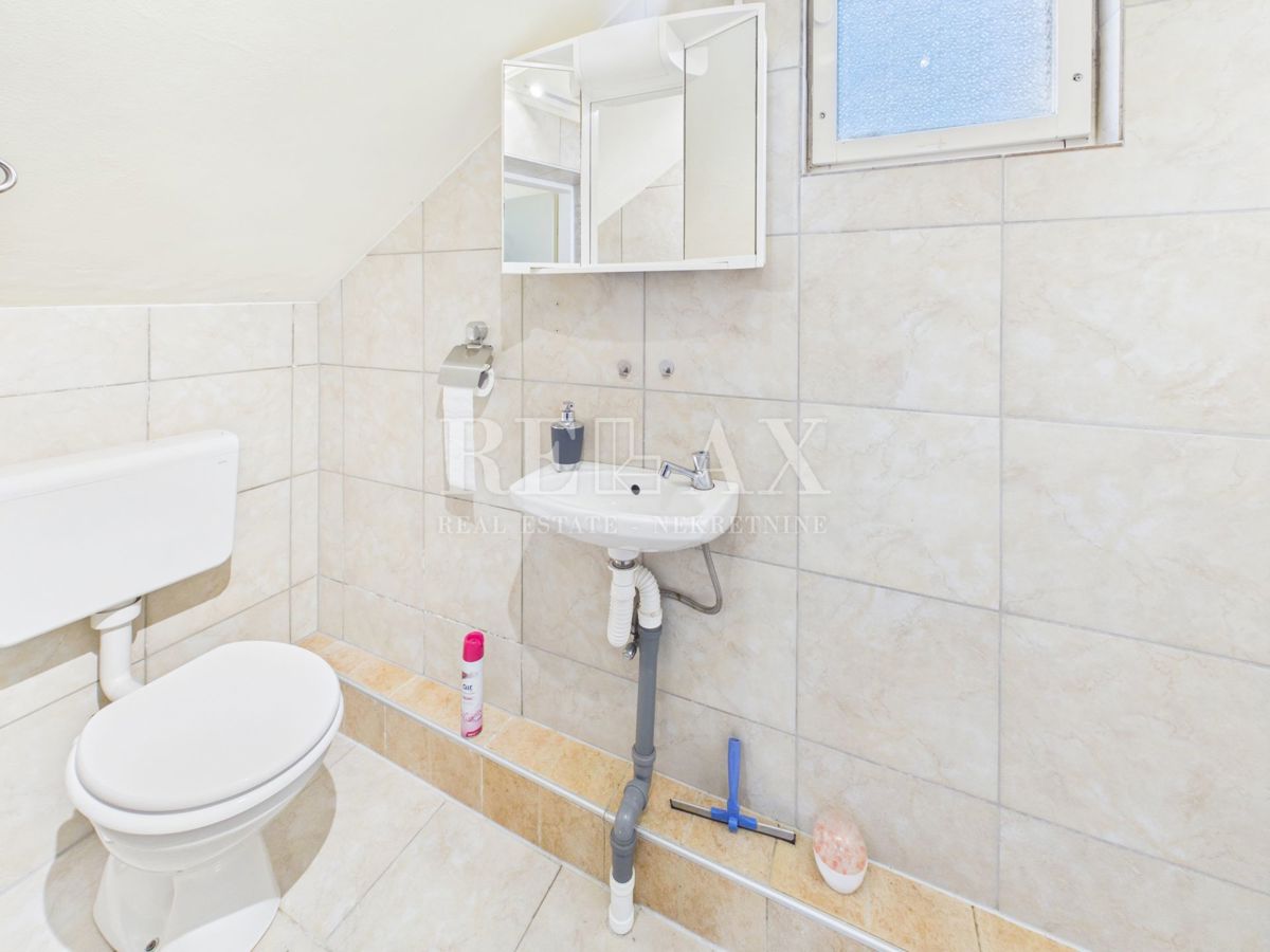 Novi Vinodolski - polpritlična hiša s 3 apartmaji