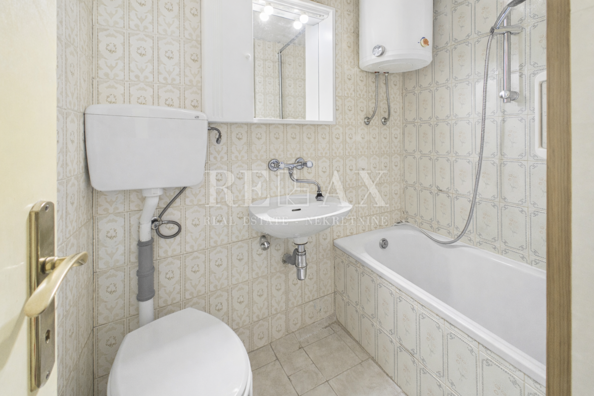 Novi Vinodolski - polpritlična hiša s 3 apartmaji