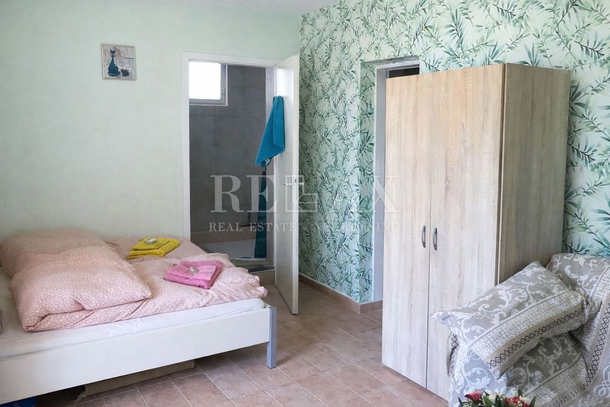 Novi Vinodolski - polpritlična hiša s 3 apartmaji