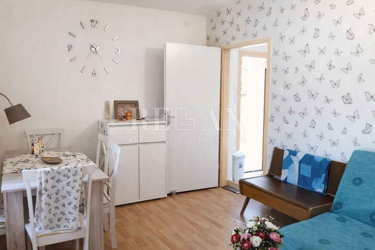 Novi Vinodolski - polpritlična hiša s 3 apartmaji