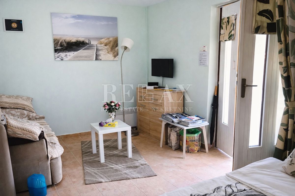 Novi Vinodolski - polpritlična hiša s 3 apartmaji