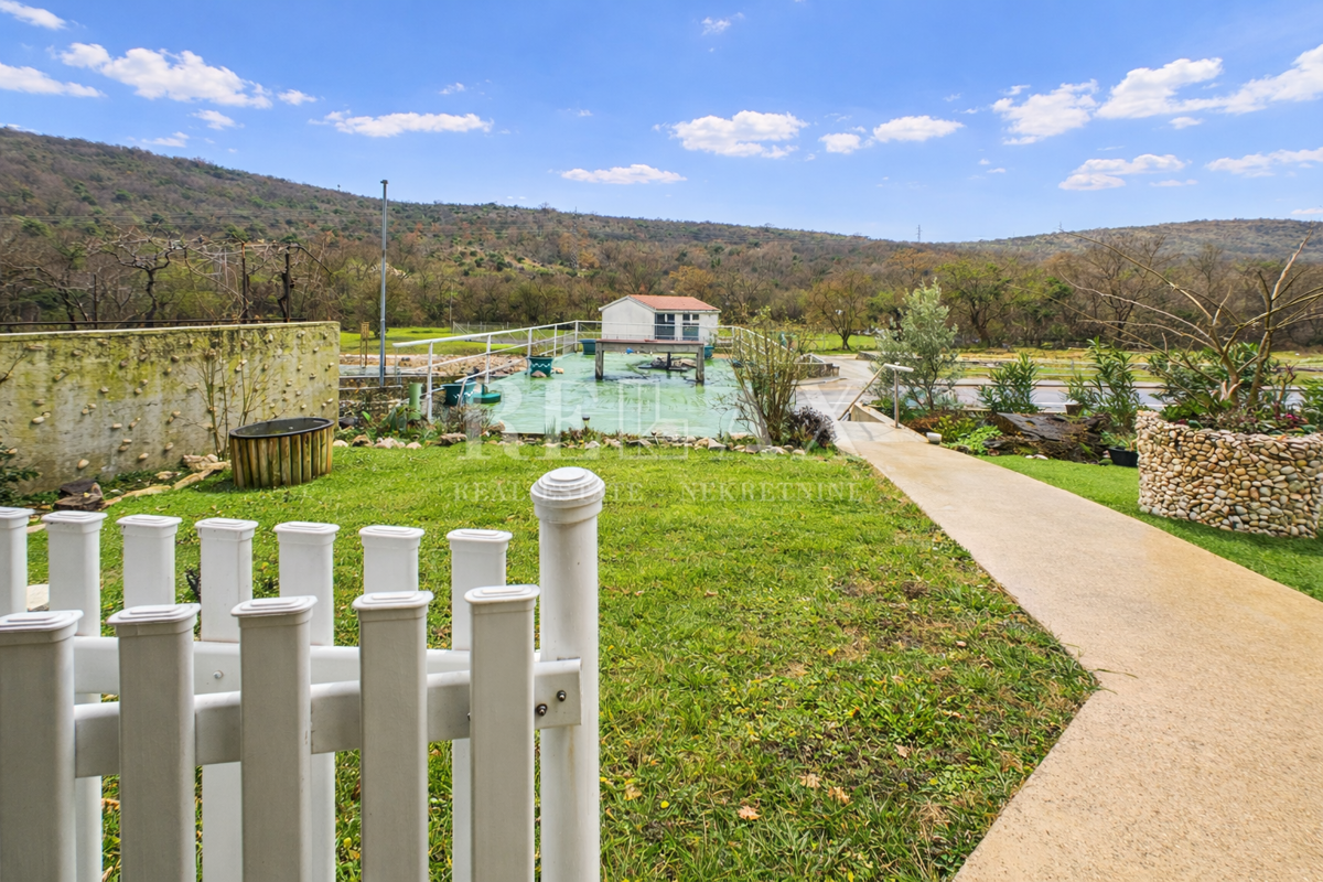 Novi Vinodolski - polpritlična hiša s 3 apartmaji